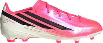 Ein pinker Adidas Fußballschuh mit schwarzen Streifen und goldenen Details.