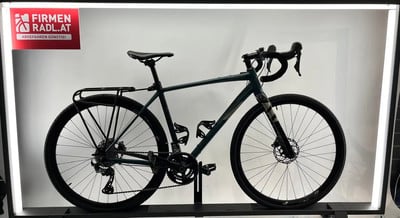 Ein grünes Fahrrad mit Gepäckträger und Firmenlogo auf rotem Schild. Ein grünes Fahrrad mit Gepäckträger und Firmenlogo auf rotem Schild.