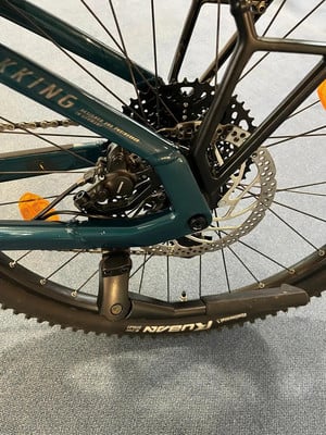 Detail des Fahrradhecks mit Schaltwerk, Scheibenbremse und Ständer. Detail des Fahrradhecks mit Schaltwerk, Scheibenbremse und Ständer.