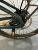 Detail des Fahrradhecks mit Schaltwerk, Scheibenbremse und Ständer.