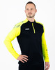 Ein Mann in einem schwarzen Langarmshirt mit gelben Akzenten.