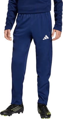 Blaue Sporthose mit weißem Adidas-Logo und schwarzen Fußballschuhen.