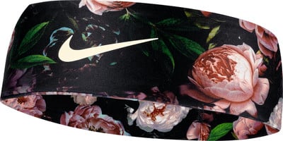 Ein schwarzes Stoffstirnband mit Blumenmuster und Nike-Logo. Ein schwarzes Stoffstirnband mit Blumenmuster und Nike-Logo.