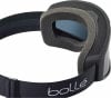 Detail einer Skibrille mit Schaumstoffdichtung und Logo-Riemen.