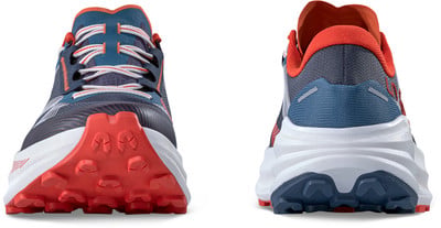 Vorder- und Rückansicht von dunkelblauen und roten Trailrunning-Schuhen.