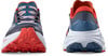 Vorder- und Rückansicht von dunkelblauen und roten Trailrunning-Schuhen.
