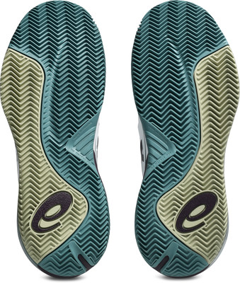 Schuhsohlen von Tennisschuhen mit ausgeprägtem Profil und Markenlogo. Schuhsohlen von Tennisschuhen mit ausgeprägtem Profil und Markenlogo.