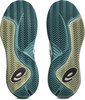 Schuhsohlen von Tennisschuhen mit ausgeprägtem Profil und Markenlogo.