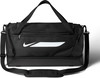 Čierna športová taška Nike s bielym logom a ramenným popruhom.