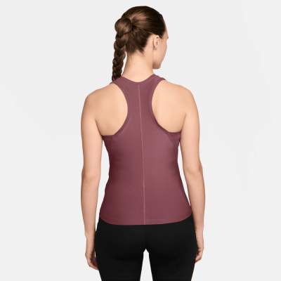 Damen-Sporttanktop mit Racerback in Dunkelrosa. Damen-Sporttanktop mit Racerback in Dunkelrosa.