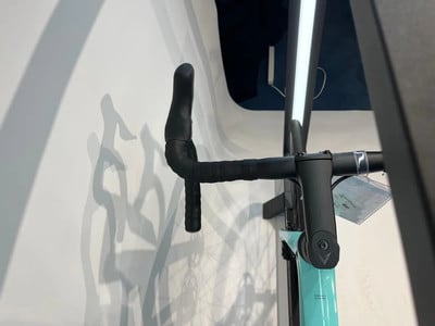 Detail eines Fahrradlenkers mit schwarzem Lenkerband und Vorbau. Detail eines Fahrradlenkers mit schwarzem Lenkerband und Vorbau.