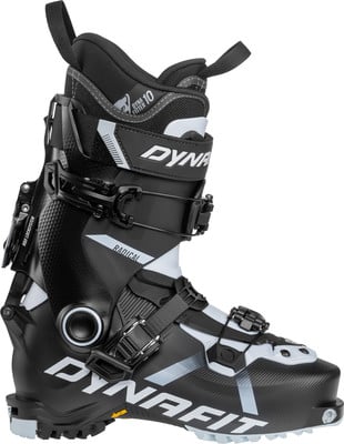 Ein schwarzer Dynafit Skischuh mit weißen und grauen Details und mehreren Schnallen. Ein schwarzer Dynafit Skischuh mit weißen und grauen Details und mehreren Schnallen.