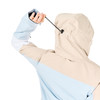 Nahaufnahme einer Jacke mit Kapuze, die eine Person mit einem Kordelzug enger zieht.