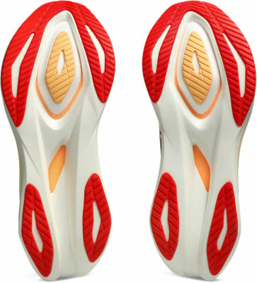 Zwei Laufschuhsohlen mit roten und orangen Elementen auf weißem Hintergrund. Zwei Laufschuhsohlen mit roten und orangen Elementen auf weißem Hintergrund.
