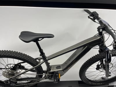 Detail eines Mountain-E-Bikes mit Federung und breiten Reifen. Detail eines Mountain-E-Bikes mit Federung und breiten Reifen.