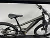 Detail eines Mountain-E-Bikes mit Federung und breiten Reifen.