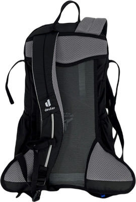 Rückseite eines schwarzen Deuter-Rucksacks mit atmungsaktivem Netzpanel. Rückseite eines schwarzen Deuter-Rucksacks mit atmungsaktivem Netzpanel.