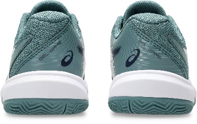 Grüne ASICS GEL-GAME Tennisschuhe mit weißer Sohle und Logo. Grüne ASICS GEL-GAME Tennisschuhe mit weißer Sohle und Logo.