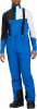 Mann in blauer Skihose mit schwarzen Hosenträgern und schwarzen Stiefeln.