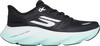 Schwarzer Laufschuh mit einer massiven hellblauen Sohle und Skechers-Logo.