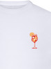Weißes T-Shirt mit Stickerei eines Glases mit Getränk und Orangenscheibe.