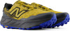 Gelbe New Balance Laufschuhe mit blauer Sohle und schwarzem Logo.