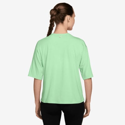 Rückansicht eines damen hellgrünen Kurzarm-T-Shirts. Rückansicht eines damen hellgrünen Kurzarm-T-Shirts.