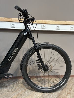 Schwarzes Cube E-Bike mit Federgabel und Schutzblech vorne.