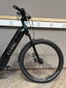 Schwarzes Cube E-Bike mit Federgabel und Schutzblech vorne.