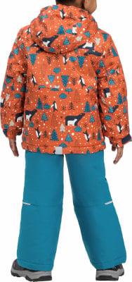 Kind in orangefarbener Jacke mit Pinguinen und Bären und blauer Hose. Kind in orangefarbener Jacke mit Pinguinen und Bären und blauer Hose.