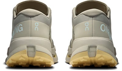 Rückansicht eines Paares Laufschuhe mit Markenlogo. Rückansicht eines Paares Laufschuhe mit Markenlogo.