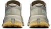 Rückansicht eines Paares Laufschuhe mit Markenlogo.