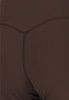 Detail der Rückseite einer dunkelbraunen Leggings mit Nähten.