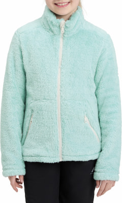 Das Mädchen trägt eine helltürkise Fleecejacke mit einem hellen Reißverschluss. Das Mädchen trägt eine helltürkise Fleecejacke mit einem hellen Reißverschluss.