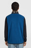 Rückansicht eines Mannes in einer blauen Fleecejacke mit schwarzen Ärmeln und Logo.