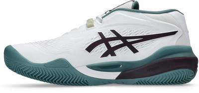 Weißer Tennisschuh mit dunkelweinroten und türkisfarbenen Akzenten und Logo. Weißer Tennisschuh mit dunkelweinroten und türkisfarbenen Akzenten und Logo.