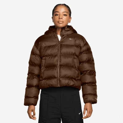 Damen-Daunenjacke von Nike in Braun mit Kapuze und Logo auf der Brust.