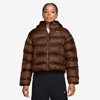Damen-Daunenjacke von Nike in Braun mit Kapuze und Logo auf der Brust.