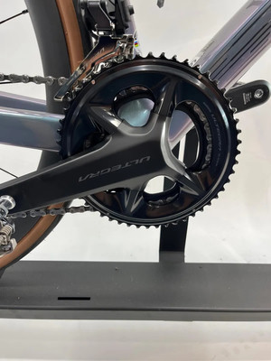 Detail der Kurbelgarnitur und des Umwerfers eines Shimano Ultegra Rennrads. Detail der Kurbelgarnitur und des Umwerfers eines Shimano Ultegra Rennrads.