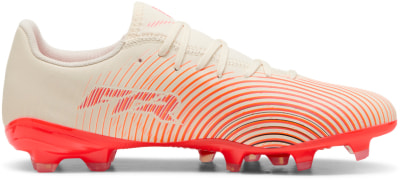 Beige Fußballschuhe mit orangefarbenen Streifen und roter Sohle. Beige Fußballschuhe mit orangefarbenen Streifen und roter Sohle.