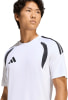 Ein Mann in einem weißen T-Shirt mit schwarzen Adidas-Streifen auf den Schultern.