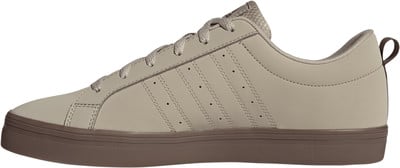 Grauer Adidas Freizeitschuh für Herren mit brauner Sohle. Grauer Adidas Freizeitschuh für Herren mit brauner Sohle.
