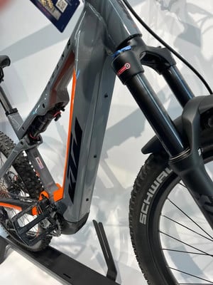 Detail eines E-Mountainbikes mit Dämpfer und Gabel. Detail eines E-Mountainbikes mit Dämpfer und Gabel.