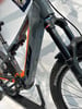Detail eines E-Mountainbikes mit Dämpfer und Gabel.
