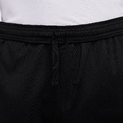 Detail einer schwarzen Sporthose mit Kordelzug in der Taille. Detail einer schwarzen Sporthose mit Kordelzug in der Taille.