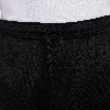 Detail einer schwarzen Sporthose mit Kordelzug in der Taille.