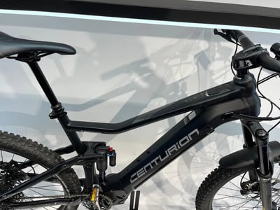 Ein schwarzes Centurion E-Bike mit Federung und breiten Reifen. Ein schwarzes Centurion E-Bike mit Federung und breiten Reifen.
