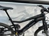 Ein schwarzes Centurion E-Bike mit Federung und breiten Reifen.