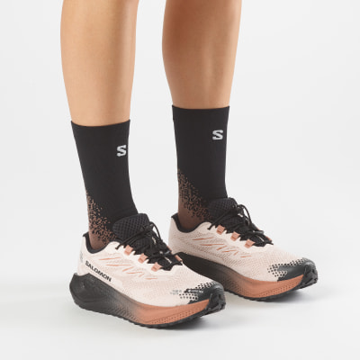 Damen-Laufschuhe von Salomon mit schwarzen Socken und S-Logo. Damen-Laufschuhe von Salomon mit schwarzen Socken und S-Logo.