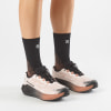 Damen-Laufschuhe von Salomon mit schwarzen Socken und S-Logo.